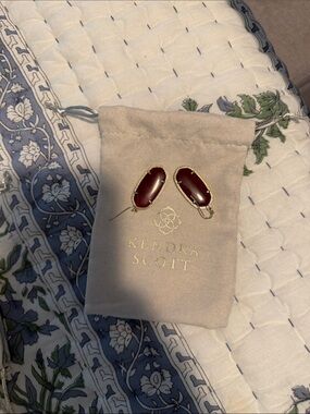 Kendra Scott Burgundy Oval Drop Earrings in Gold